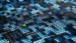 Code informatique en cascade avec des points lumineux colorés, représentant la protection et l'anonymisation des données par Presidio
