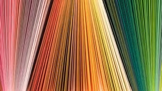 Palette de couleurs vibrantes s'étendant en éventail, symbolisant la diversité et la créativité dans l'intégration de l'IA