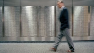 Image floue d'un homme en mouvement dans un couloir moderne, évoquant le dynamisme et la progression dans la sécurité de l'IA