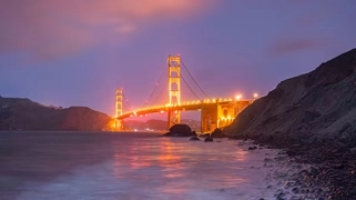 Le pont du Golden Gate illuminé au crépuscule, métaphore des connexions sécurisées offertes par Presidio